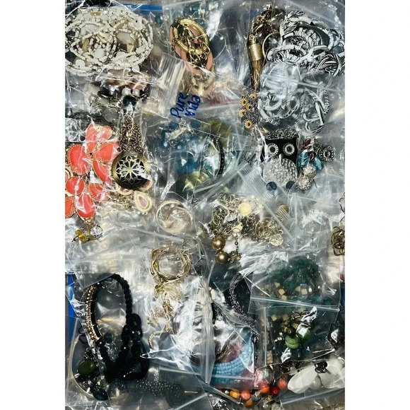 100 Pieces Vintage-Now Jewelry Lot All Wearable Mixed Lot All Bagged - Picture 1 of 5